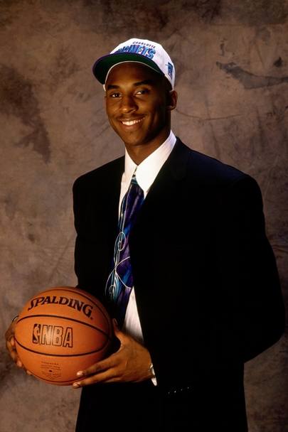 1996 foto di rito di Kobe Bryant scelto dai Charlotte Hornets nel primo turno dei Draft Nba e poi ceduto ai Lakers (Nba/Getty)